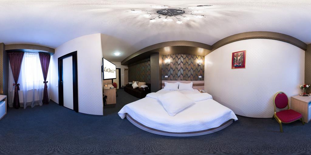 Hotel La Strada Ploiesti Room photo