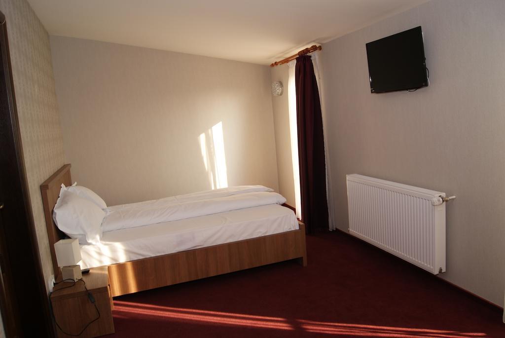 Hotel La Strada Ploiesti Room photo