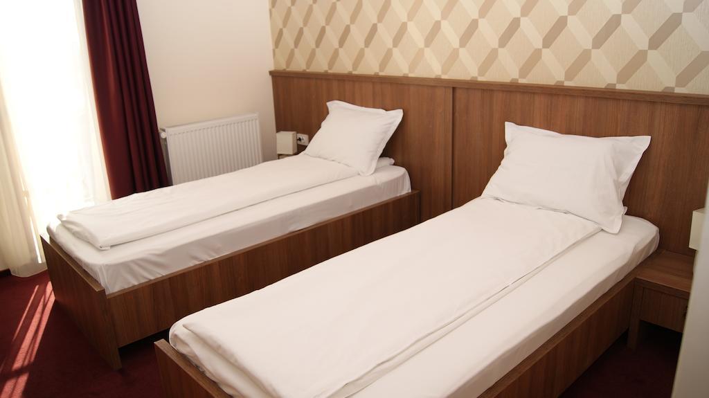 Hotel La Strada Ploiesti Room photo