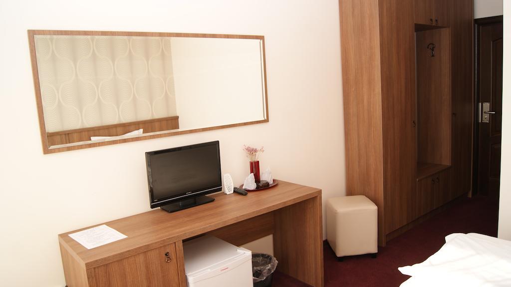 Hotel La Strada Ploiesti Exterior photo