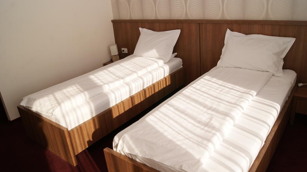 Hotel La Strada Ploiesti Room photo