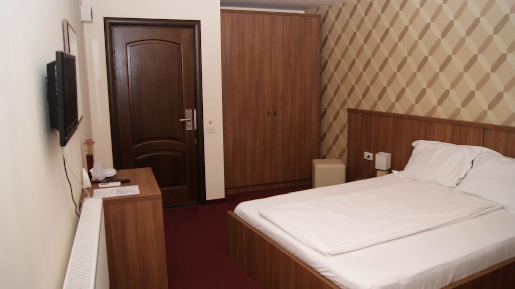 Hotel La Strada Ploiesti Room photo